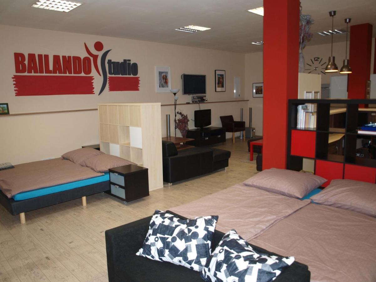 BAILANDO Studio Neratovice Exterior foto